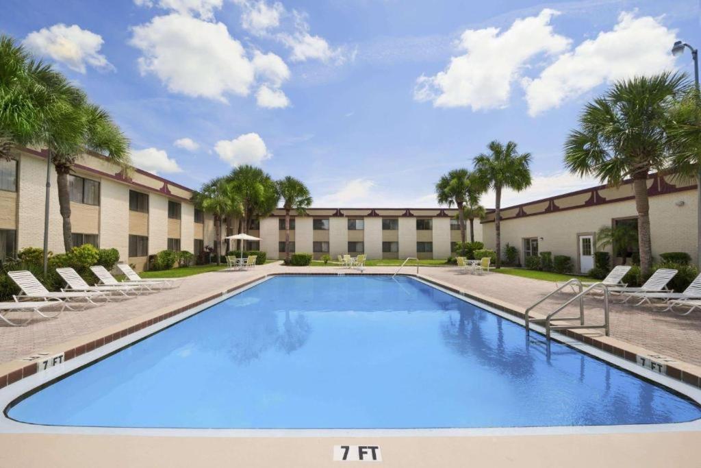 Space Coast Hotel Titusville Exterior foto