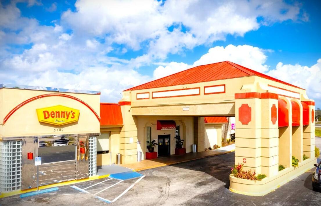 Space Coast Hotel Titusville Exterior foto